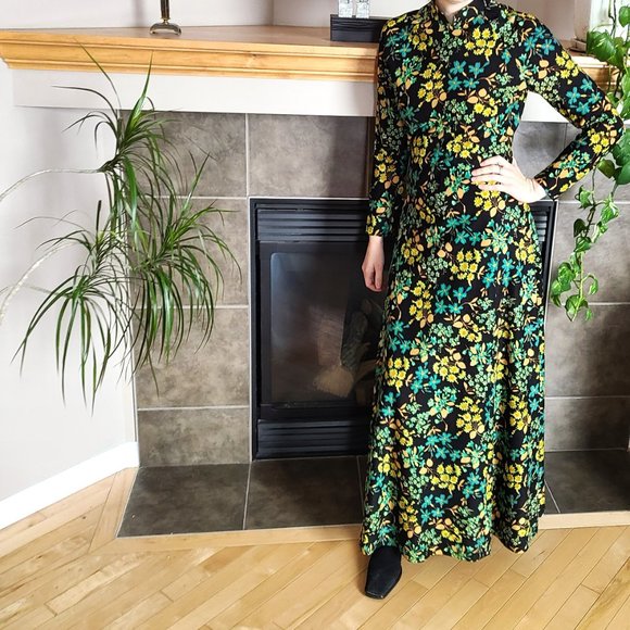 Vintage maxi dark floral dress with long sleeves. - Picture 1 of 12